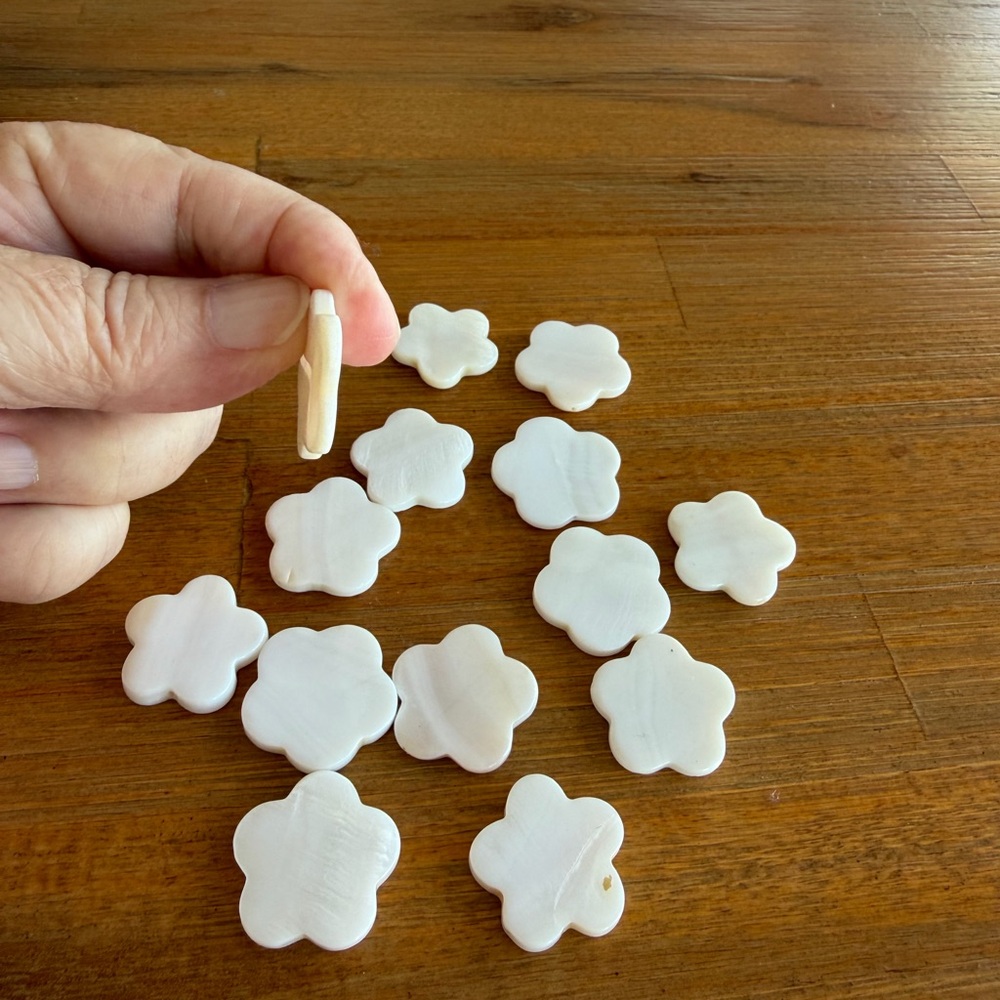 15 Stunning Flower Shaped Ivory Cream 24mm Shell Beads for Jewelry Making - Picture 4 of 8